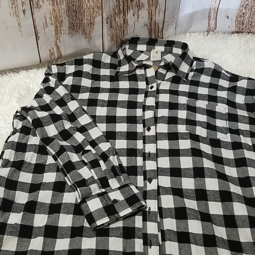 Black and white plaid long sleeve shirt
